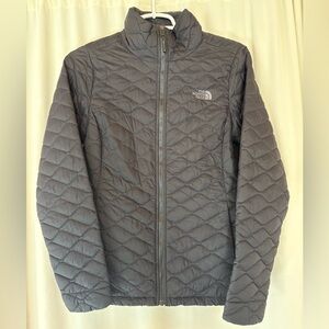 North face fitted puffer jacket in black size small. Smoke free home